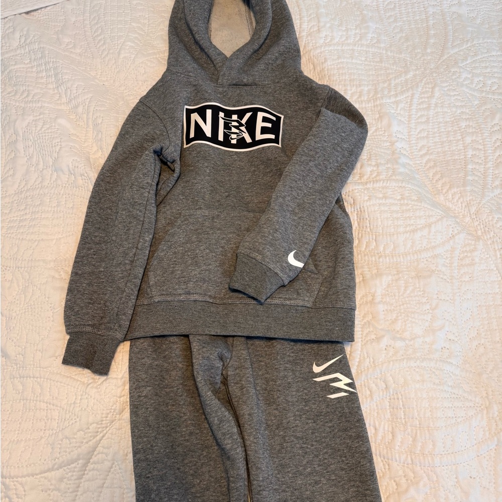 Boys Nike Heather Gray matching set (5T)